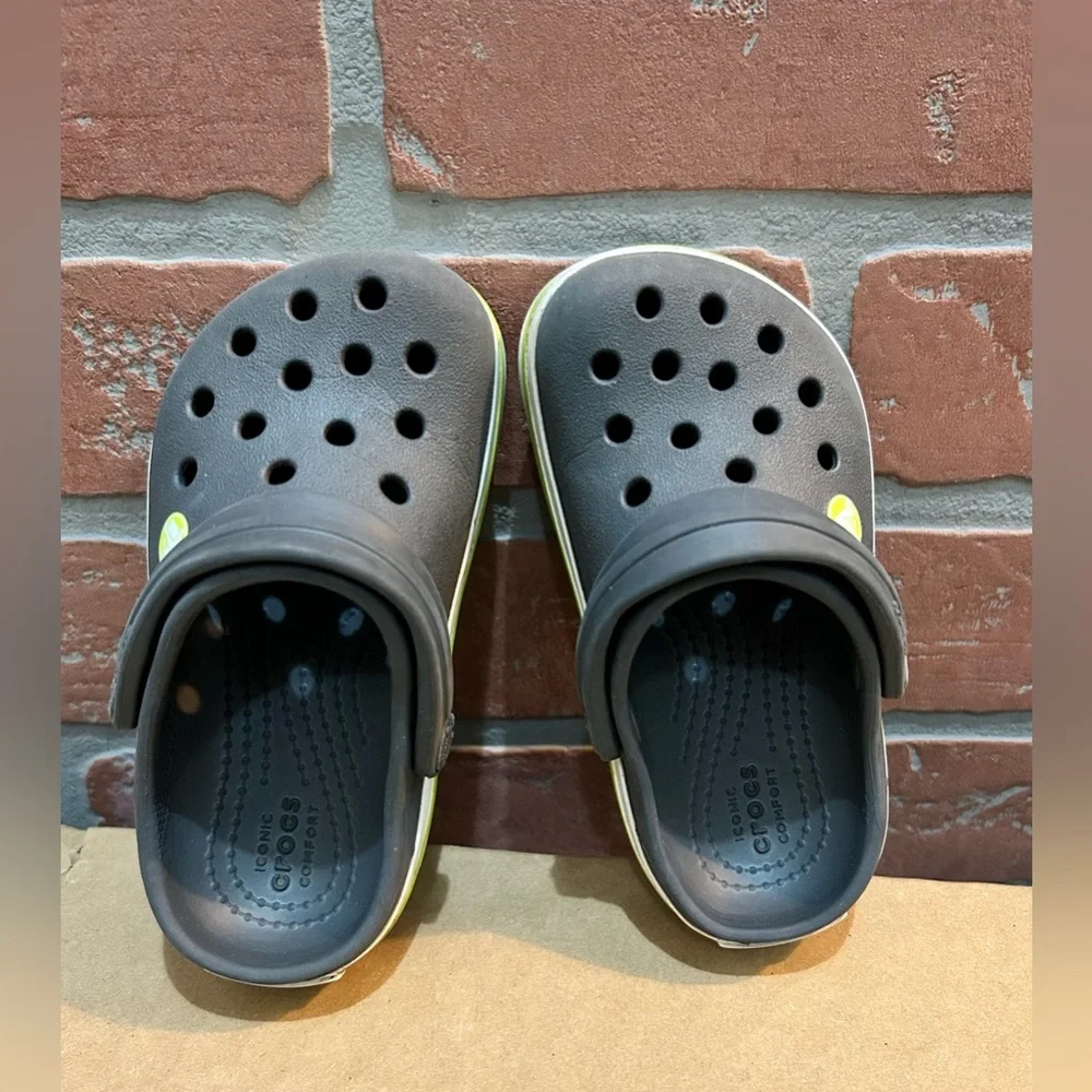 Crocs little boys,kids gray w/green size 7 toddler